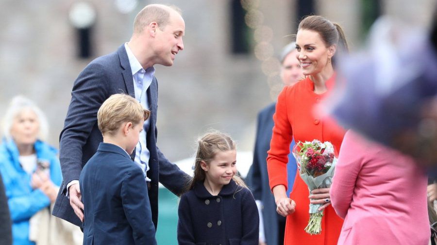 Prinz William und Herzogin Kate mit ihren Kindern George und Charlotte in Cardiff. (wue/spot)