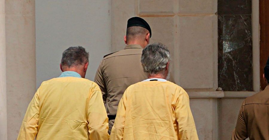 Die beiden Angeklagten werden in das Gerichtsgebäude in Bagdad geführt.