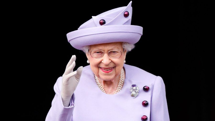 Queen Elizabeth II. setzt zum royalen Gruße an. (stk/spot)