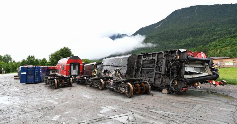 Die zerstörten Zugwagons und die Drehgestelle stehen in der Nähe der Unglücksstelle auf einem Betriebshof.