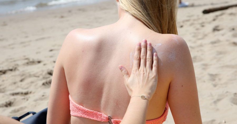 Bis umweltfreundlichere Sonnenschutz-Alternativen marktreif sind, ist der ökologisch beste Schutz vor der Sonne wohl einer, der auf weniger Eincremen setzt, ohne ganz darauf zu verzichten.