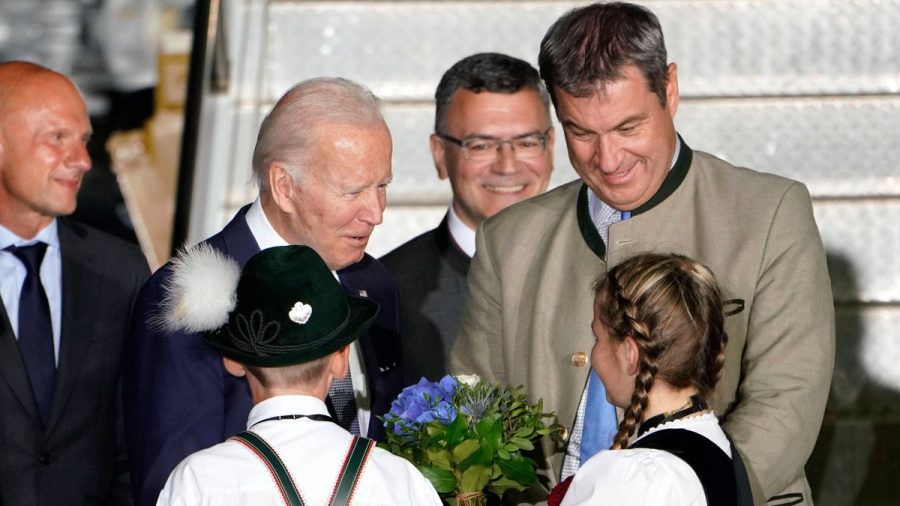 Joe Biden (l.) kann sich nicht nur über Blumen freuen... (hub/spot)