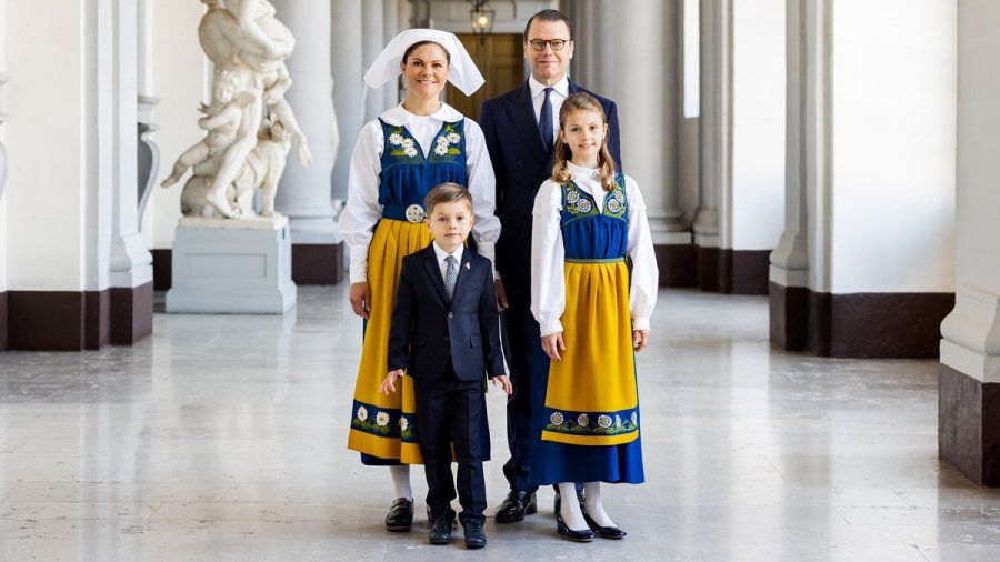 Kronprinzessin Victoria, ihr Ehemann Prinz Daniel und die Kinder Prinzessin Estelle und Prinz Oscar im Stockholmer Schloss. (tae/spot)