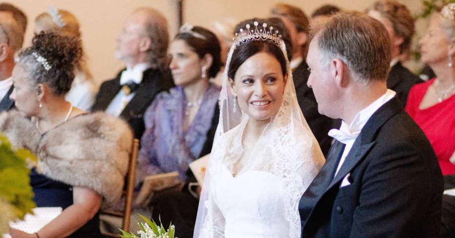 Gustav Prinz zu Sayn-Wittgenstein-Berleburg und Carina Axelsson während der kirchlichen Trauung auf Schloss Berleburg.
