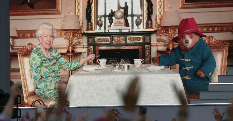 Auf Video festgehalten und bei der Platin-Party gezeigt: Königin Elizabeth II. trinkt Tee mit dem Bären Paddington.