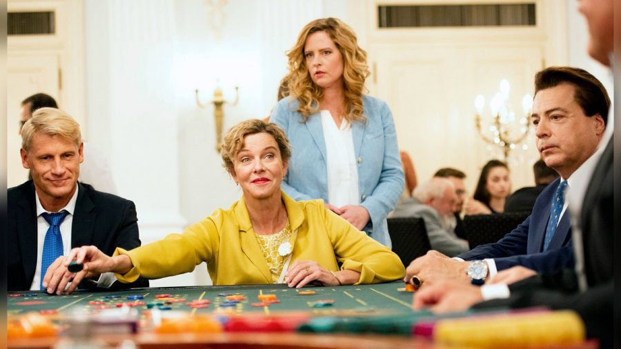 "Meine Mutter spielt verrückt": Toni (Diana Amft, h.) weiß nicht, wie sie ihre Mutter Heidi (Margarita Broich) am Spieltisch stoppen kann. (cg/spot)
