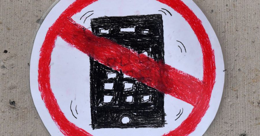 Eine Zeichnung mit einem durchgestrichenen Smartphone hängt am Rande von Dreharbeiten in einer Grundschule.