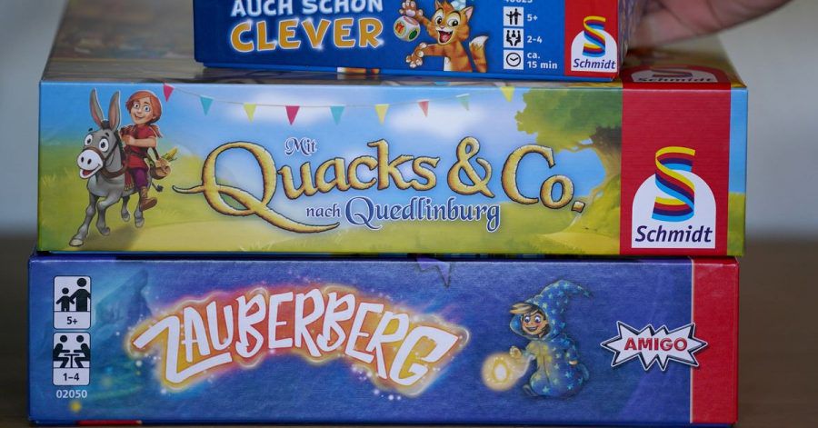 Die drei Kinderspiele "Auch schon clever" (Wolfgang Warsch/Schmidt Spiele), "Mit Quacks und Co. nach Quedlinburg" (Wolfgang Warsch/Schmidt Spiele) und "Zauberberg" (Amigo).