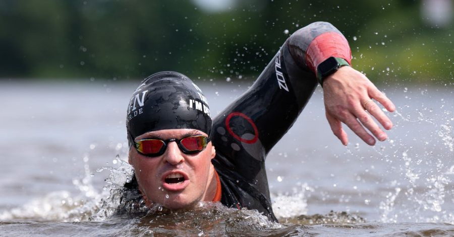 Joseph Heß bei einer Trainingseinheit in der Elbe. Der Chemnitzer startete seinen Schwimm-Marathon von der Quelle bis zur Mündung des Rheins.