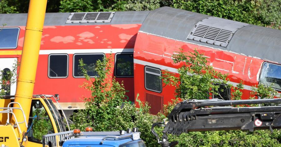 Der letzte umgestürzte Waggon wurde am Montag von Kränen geborgen.