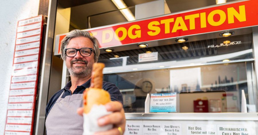«H-Blockx»-Sänger Henning Wehland hilft am Hot Dog-Stand in Münster aus. Der in der Studentenstadt beliebte Imbiss hat nach eigenen Angaben große Probleme, Personal zu finden.