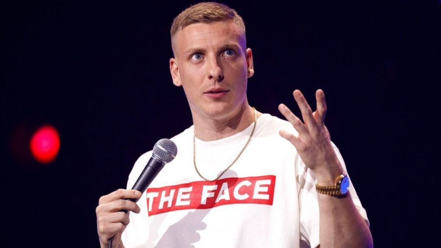 Felix Lobrecht mit einem "The Face"-Shirt auf der Bühne