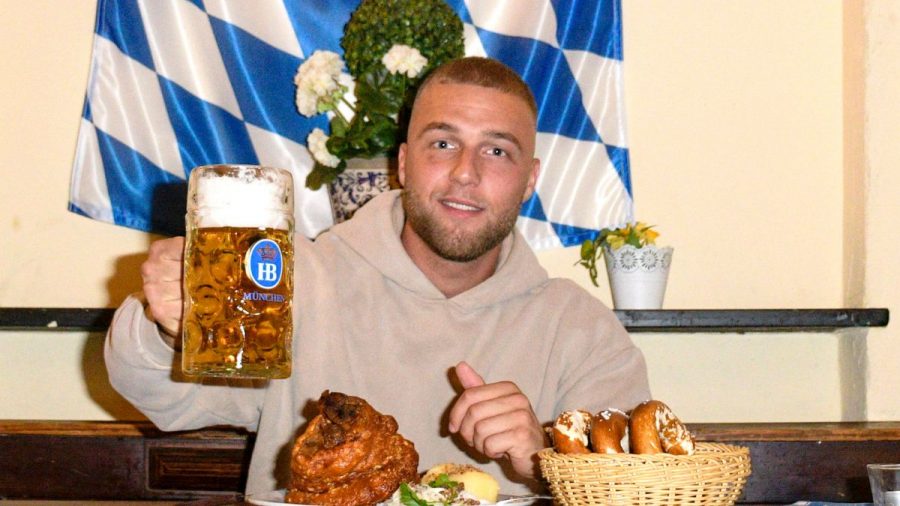 Filip Pavlovic in einem bayerischen Wirtsthaus mit einer Maß Bier