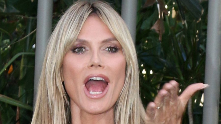 Heidi Klum schreit überrascht auf