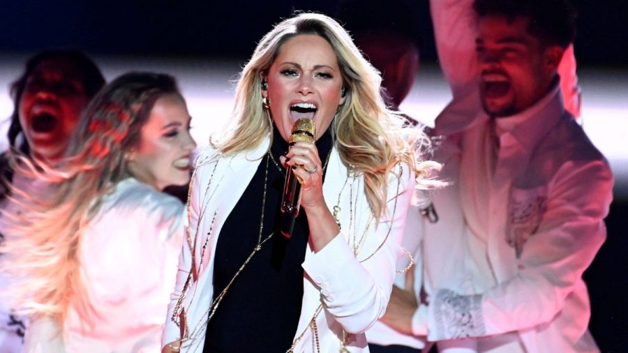 Helene Fischer singt, im Hintergrund sind Tänzer