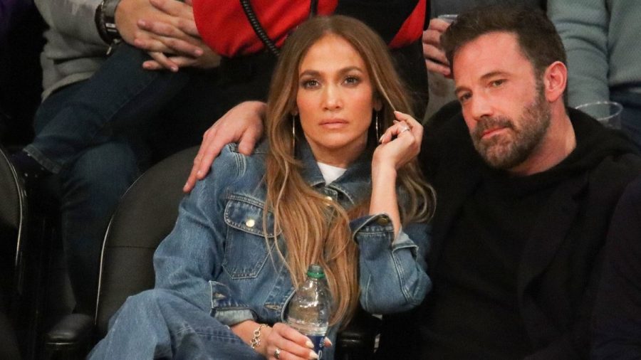 Jennifer Lopez lehnt sich an Ben Affleck beim Basketballspiel