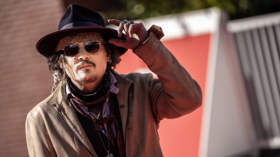 Johnny Depp mit Hut und Halstuch auf dem roten Teppich
