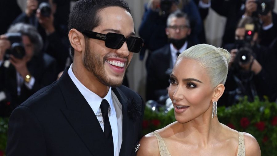 Kim Kardashian und Pete Davidson auf dem roten Teppich