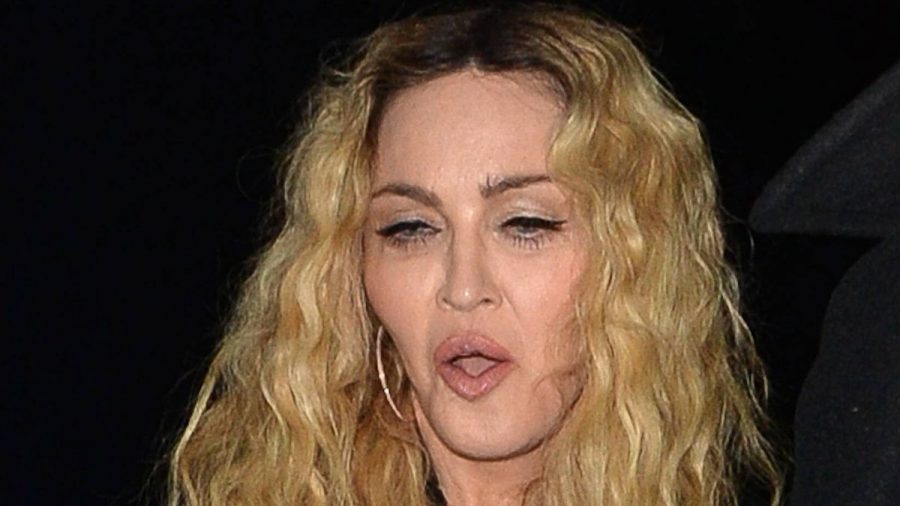 Madonna sieht alt aus, während sie den Mund aufreißt