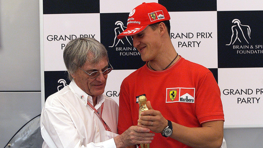 Bernie Ecclestone und Michael Schumacher mit dem "Bernie Award"