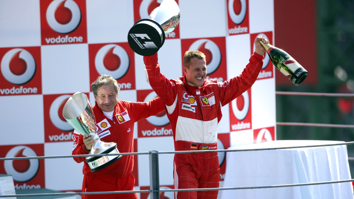 Jean Todt und Michael Schumacher auf dem Siegerpodest" class="size-full wp-image-1488530