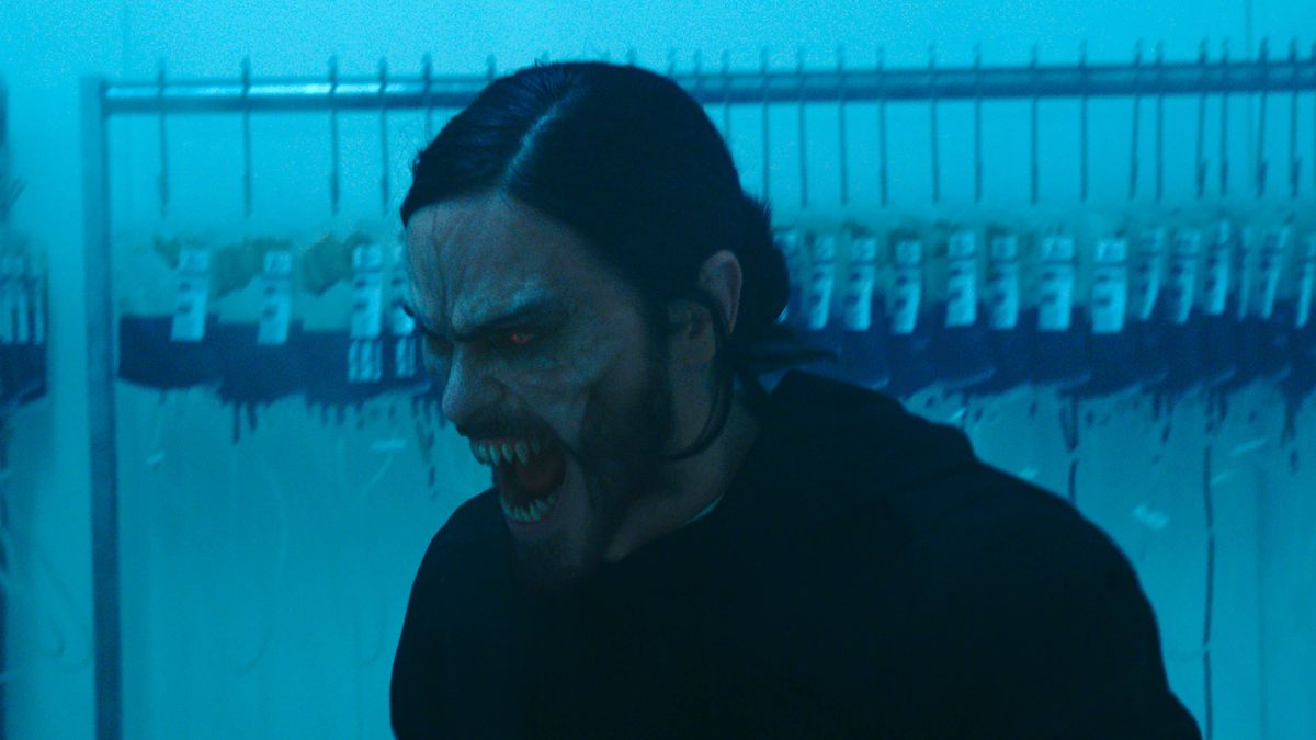 Morbius verwandelt sich in einen Vampir.