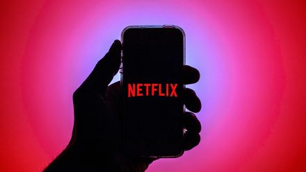 Eine Handy hält ein Handy mit Netflix-Logo