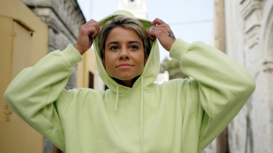 Princess Charmin Hanna Sökland im neongrünen Hoodie