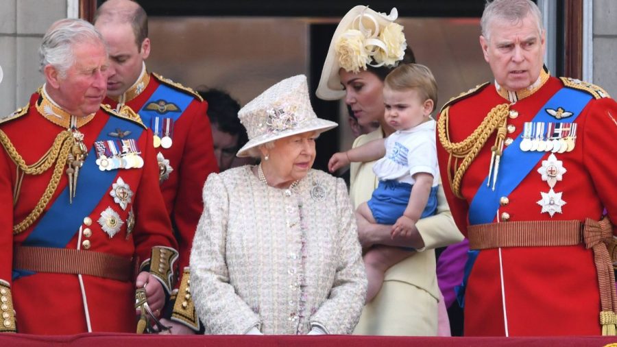 Auf dem königlichen Balkon steht die Queen zwischen Prinz Charles und Prinz Andrew