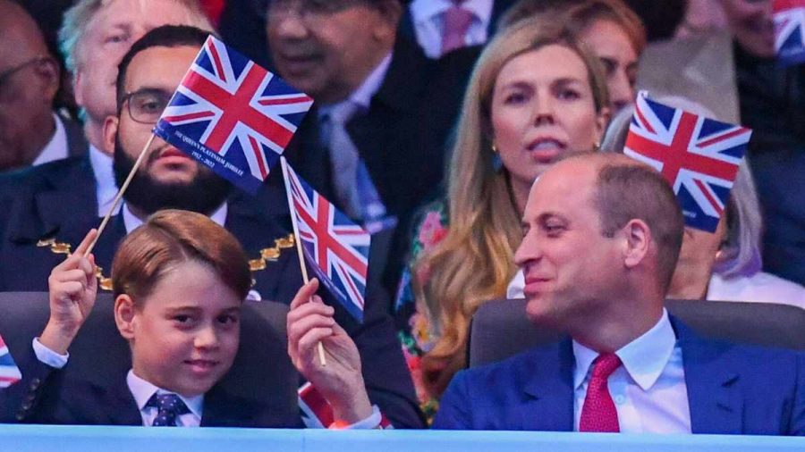 Prinz George und Prinz William amüsieren sich beim Konzert zum Platinjubiläum der Queen. (hub/spot)