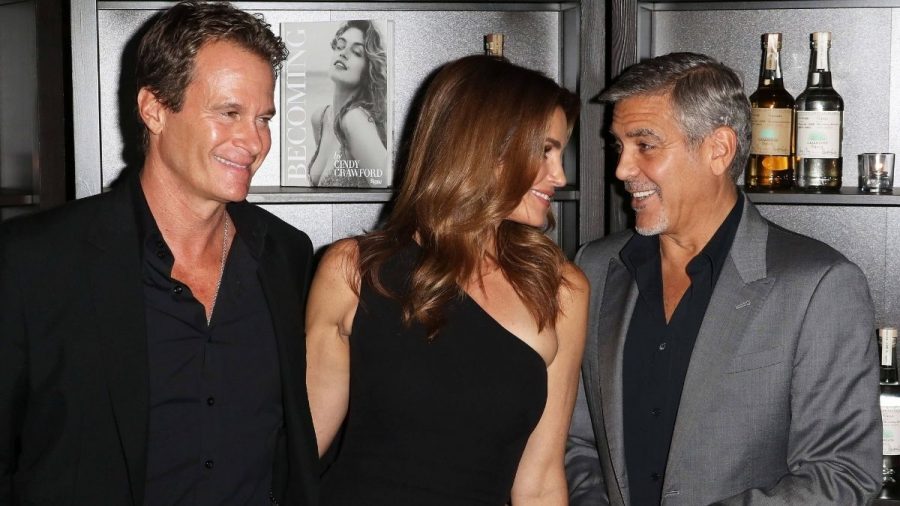 Rande Gerber, Cindy Crawford und George Clooney haben Spaß bei einem Promo-Termin