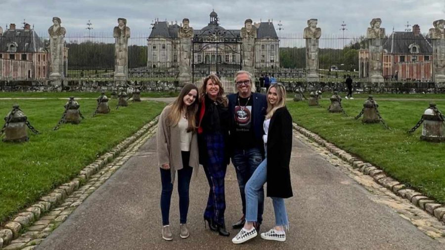 Familie Geiss vor Luxus-Schloss.
