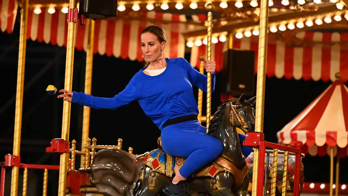 Charlotte Würdig fährt Karussell