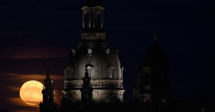 Der Supermond hinter der Frauenkirche in Dresden.