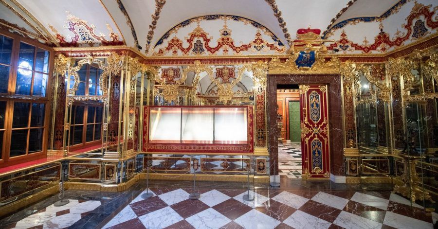 Eine der beschädigten Vitrinen im Juwelenzimmer im Historischen Grünen Gewölbe im Dresdner Schloss.