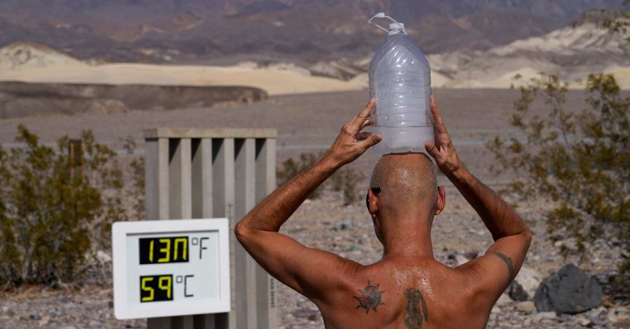 Ein Mann kühlt sich im «Death Valley»-Nationalpark mit einer mit Eiswasser gefüllten Plastikflasche auf dem Kopf ab.
