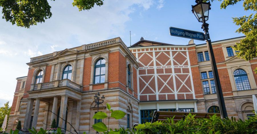 Wolken ziehen über das Bayreuther Festspielhaus: Sexismusvorwürfe überschatten die Festspiele.