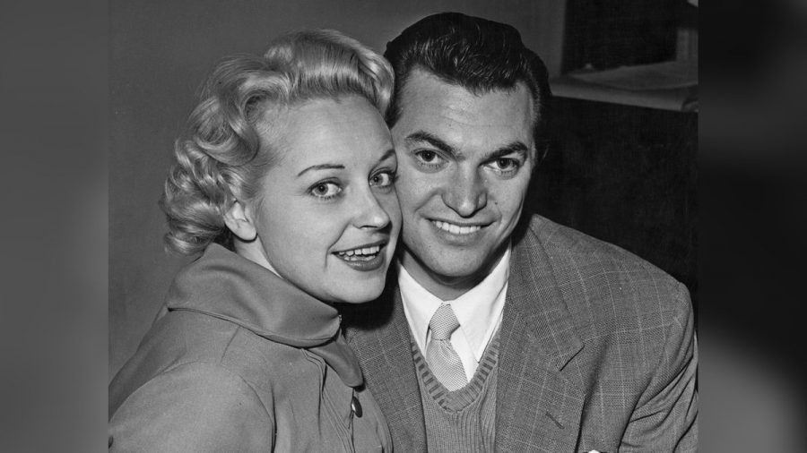 Monty Norman, hier mit seiner ehemaligen Ehepartnerin Diana Coupland, ist im Alter von 94 Jahren gestorben. (wue/spot)