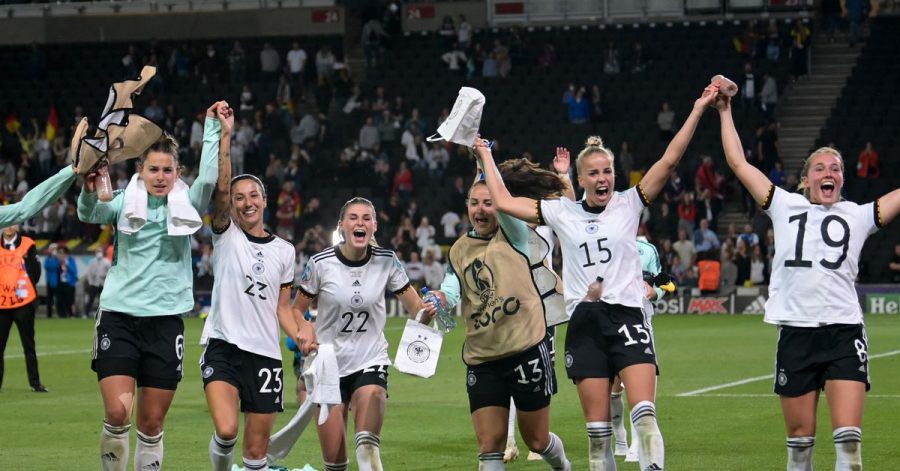 Deutschlands Spielerinnen feiern nach Spielende.