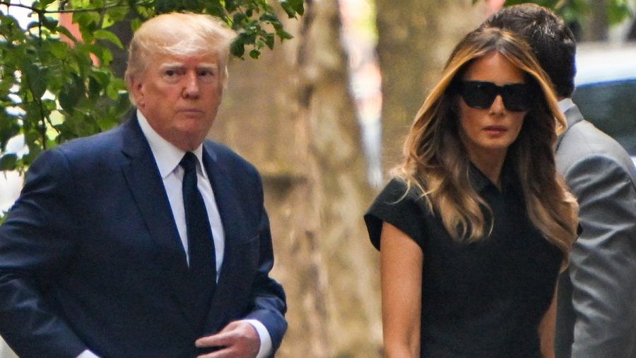 Donald und Melania Trump bei der Ankunft zur Trauerfeier für die verstorbene Ivana Trump. (wue/spot)