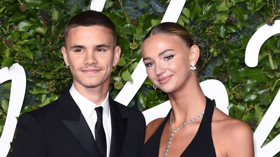 Romeo Beckham und Mia Regan bei der Verleihung der Fashion Awards 2021 in London. (jom/spot)