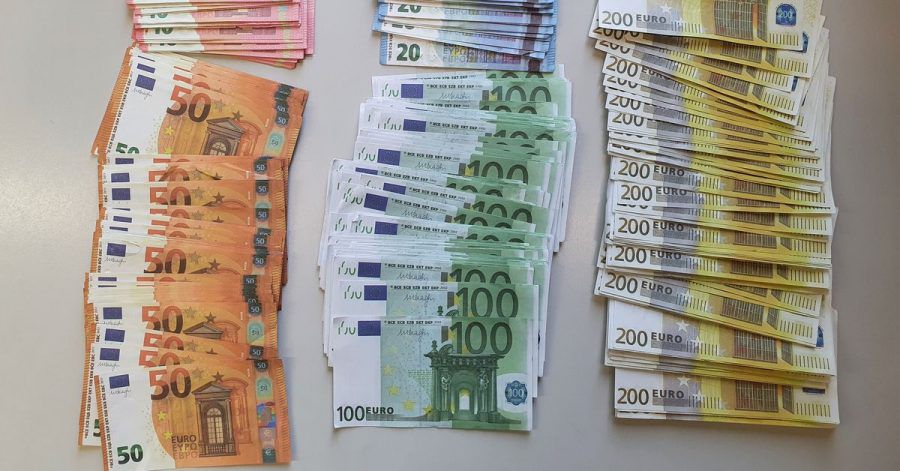 Polizisten am Niederrhein haben nachgemachte Geldscheine auf einer Straße gefunden - und ordendlich sortiert.