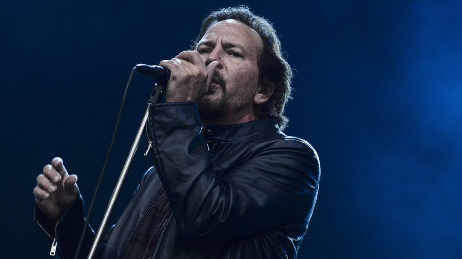 Pearl-Jam-Sänger Eddie Vedder leidet unter Stimmproblemen. (tae/spot)