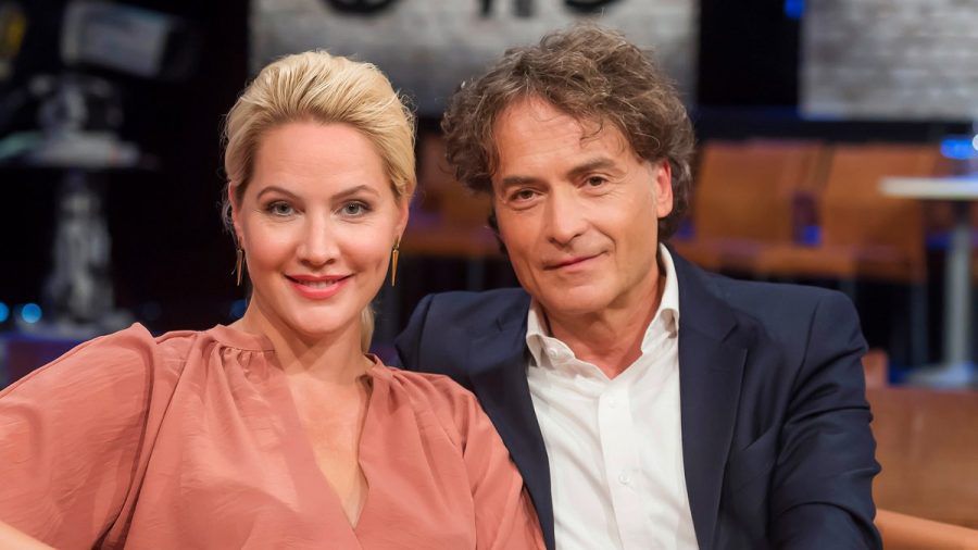 Judith Rakers und Giovanni di Lorenzo moderieren seit 2010 gemeinsam die Talkshow "3nach9". (tae/spot)
