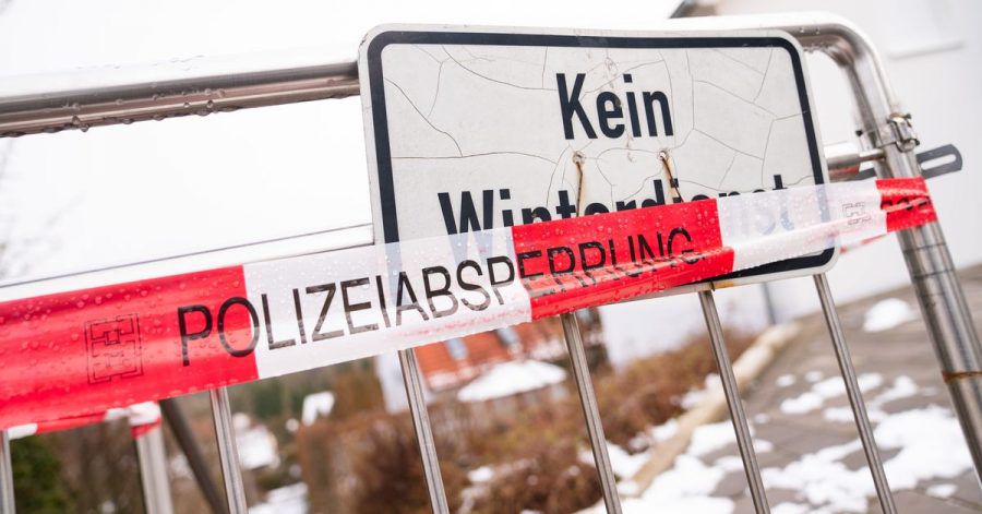 Die Polizei sperrte das Haus in Mistelbach ab, in dem im Januar ein Ärztepaar getötet wurde. Nun wurde Anklage erhoben.