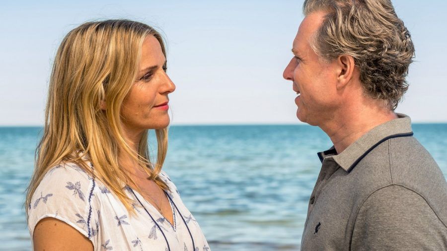 "Praxis mit Meerblick: Sehnsucht": Nora Kaminski (Tanja Wedhorn) und ihr Ex-Mann Peer (Dirk Borchardt) sind sich "zu nahe" gekommen. (spot)
