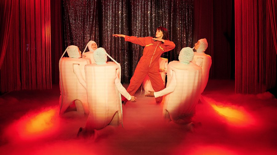 Tanzende Riesen-Tampons im Film „Liebesdings".