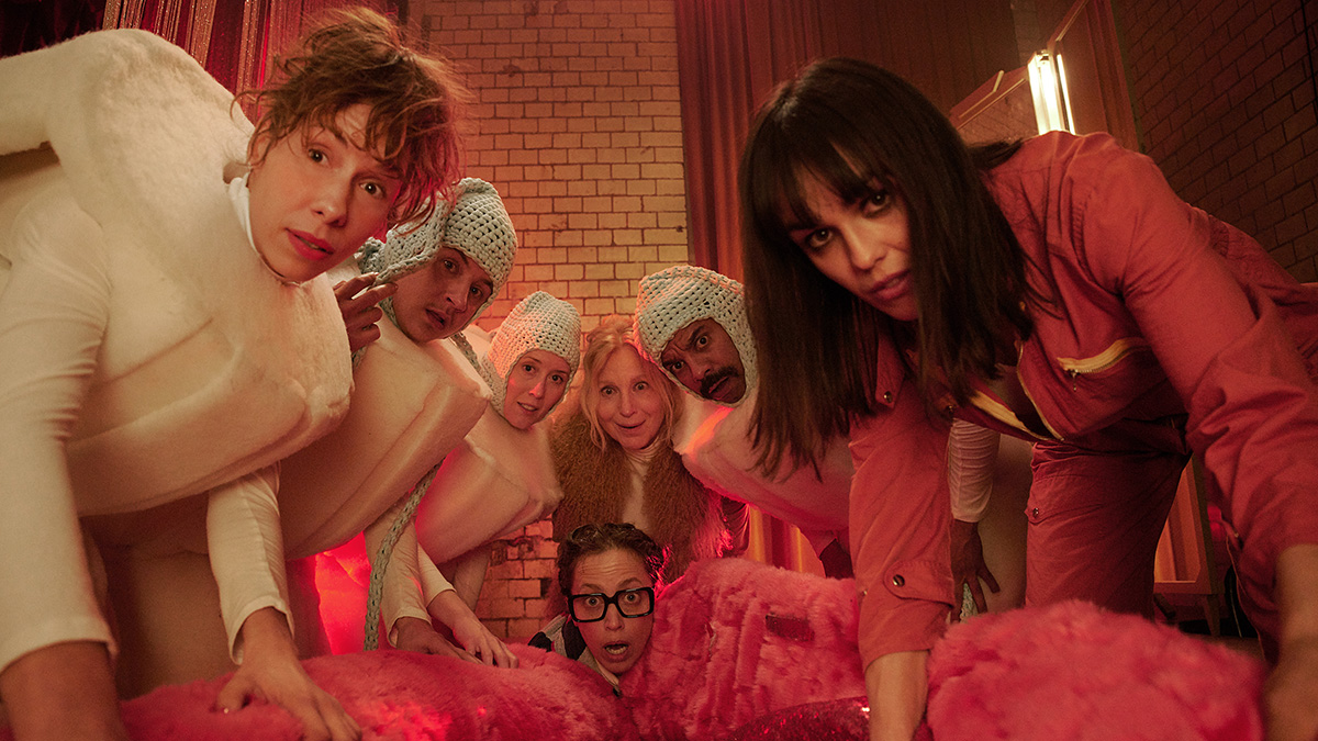 Tanzende Riesen-Tampons im Film „Liebesdings"