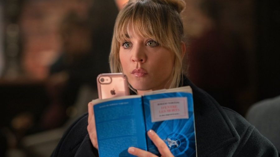 Kaley Cuoco als Cassie Bowden in der zweiten Staffel von "The Flight Attendant". (wue/spot)