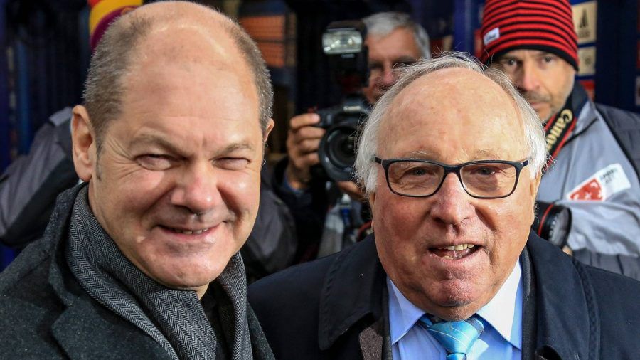 Olaf Scholz und Uwe Seeler (r.) im Jahr 2016 im Hamburger Volksparkstadion. (dr/spot)